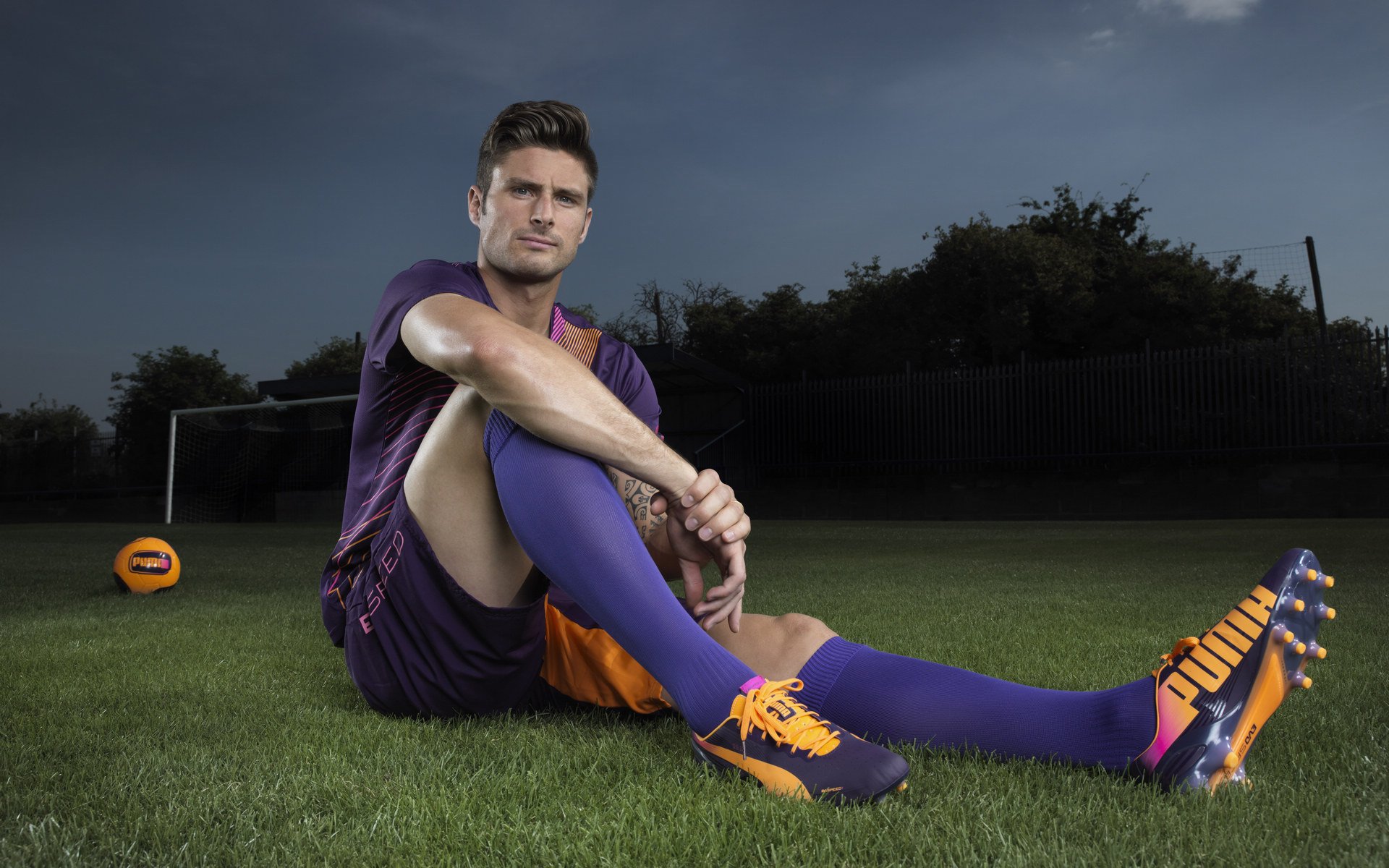 “未来足球之星：青少年足球比赛激烈争夺”，青少年足球大赛